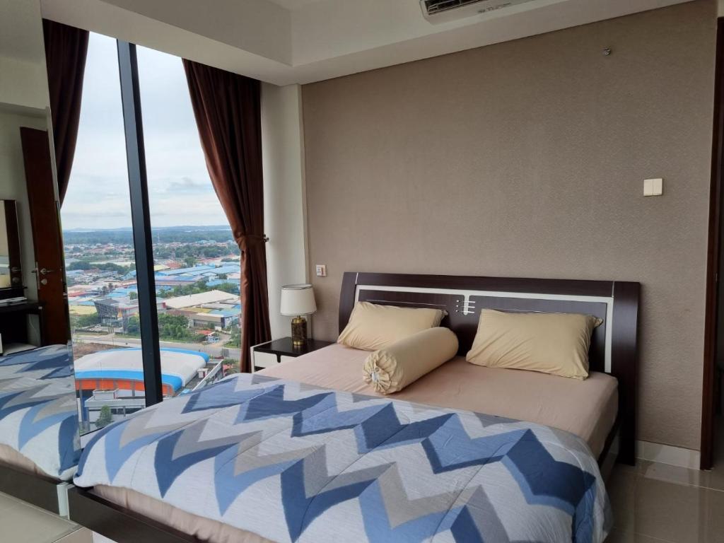 Schlafzimmer mit einem großen Bett und Aussicht in der Unterkunft Amazing view 2 bedrooms new apartment in Batam Center