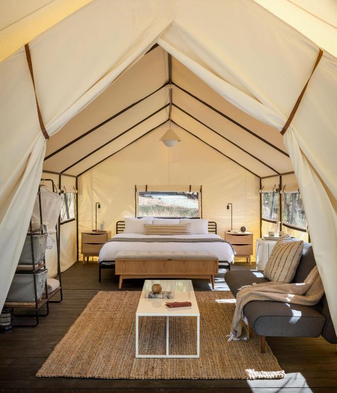 Postel nebo postele na pokoji v ubytování AutoCamp Zion
