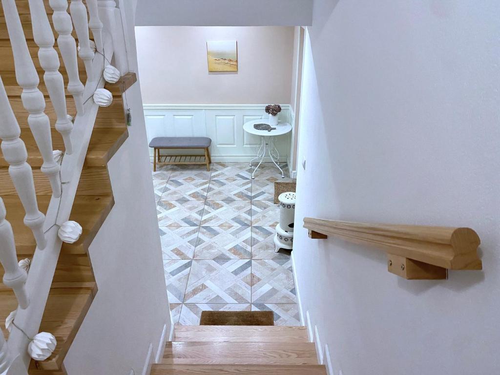 korytarzem ze schodami i podłogą ze schodami w obiekcie Szary Domek Apartamenty Ustka w Ustce