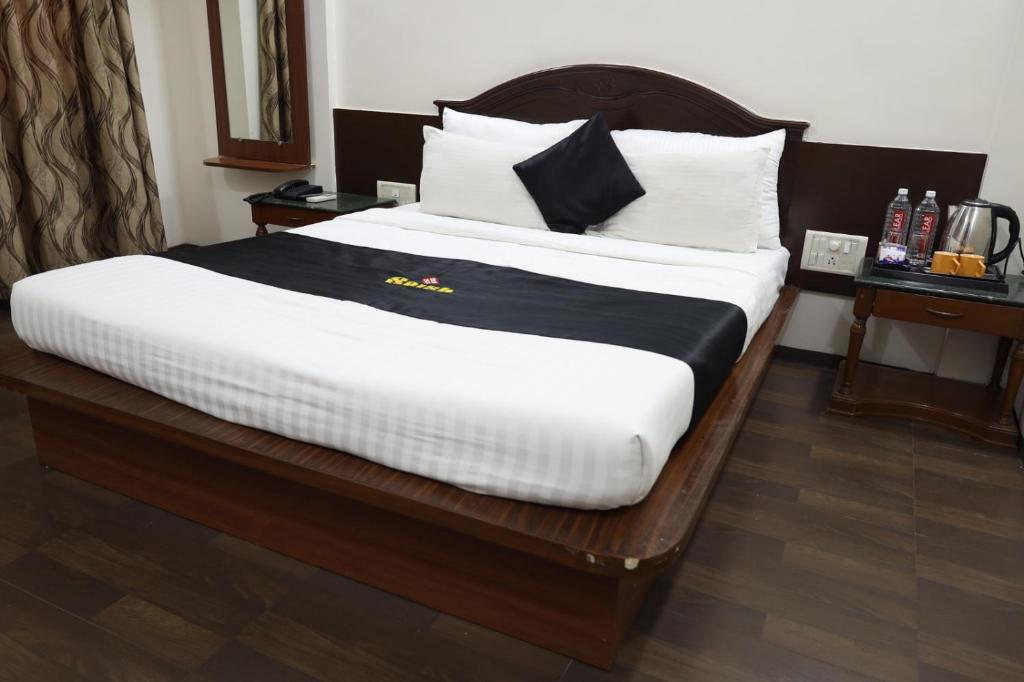 Postel nebo postele na pokoji v ubytování Saish Hotel Shirdi