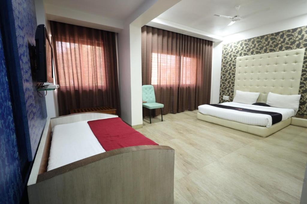 Postel nebo postele na pokoji v ubytování Saish Hotel Shirdi