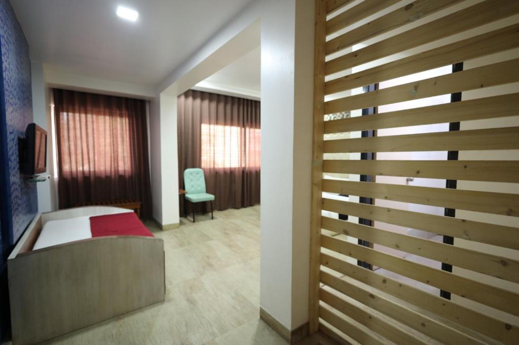 Postel nebo postele na pokoji v ubytování Saish Hotel Shirdi