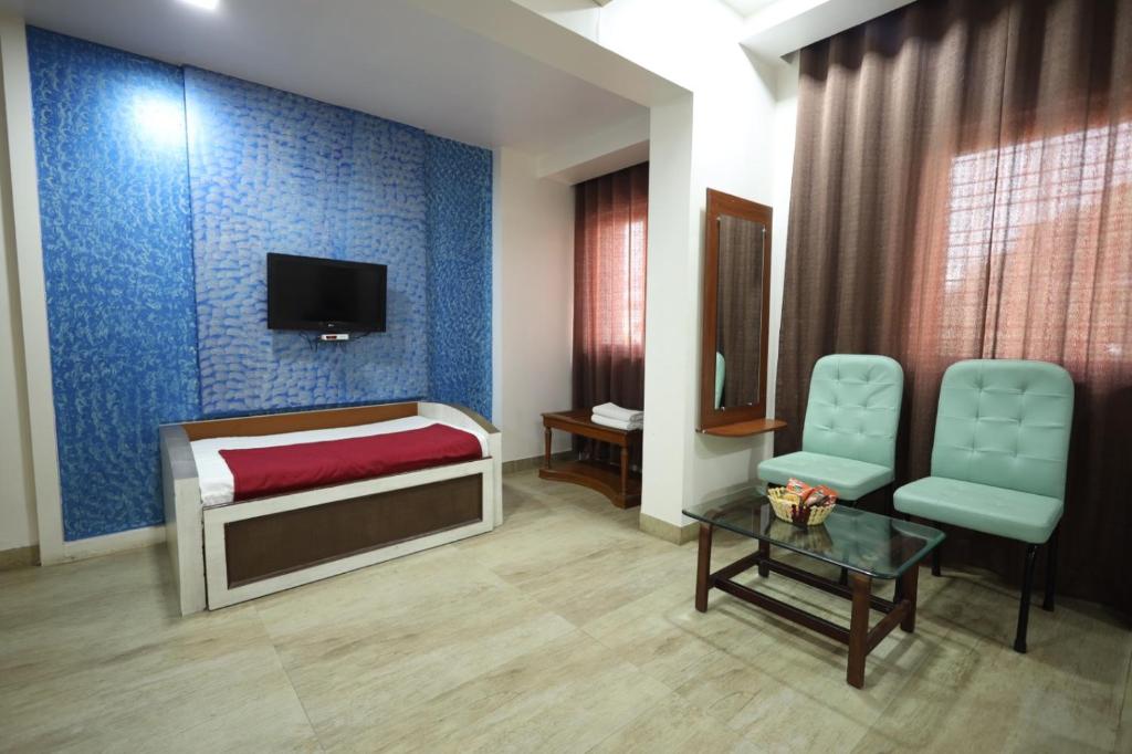 TV a/nebo společenská místnost v ubytování Saish Hotel Shirdi