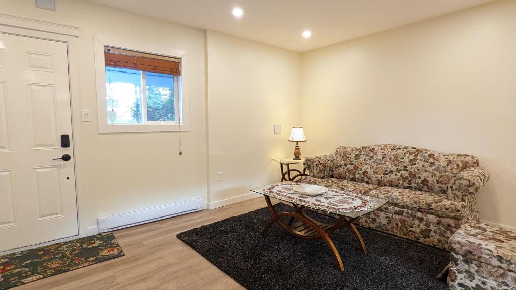 Modern spacious 1 bedroom suite in desirable Gordon Head near Mount