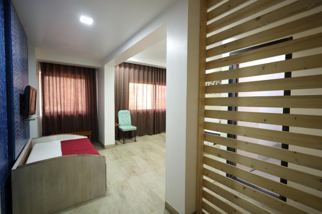 Postel nebo postele na pokoji v ubytování Saish Hotel Shirdi