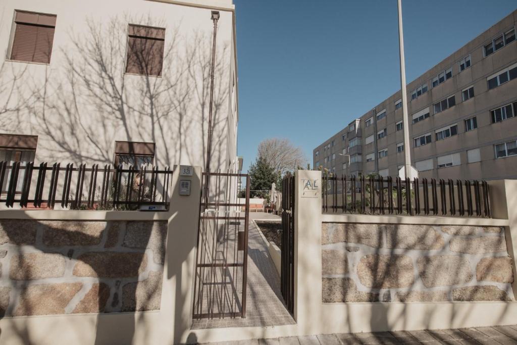 un cancello sul lato di un edificio di Albina's Guest House a Leça da Palmeira