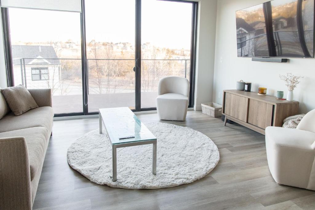 sala de estar con sofá y mesa de centro en Beautiful Colbert Hills Apartment, Great Location, Wonderful Views KMF3022, en Manhattan