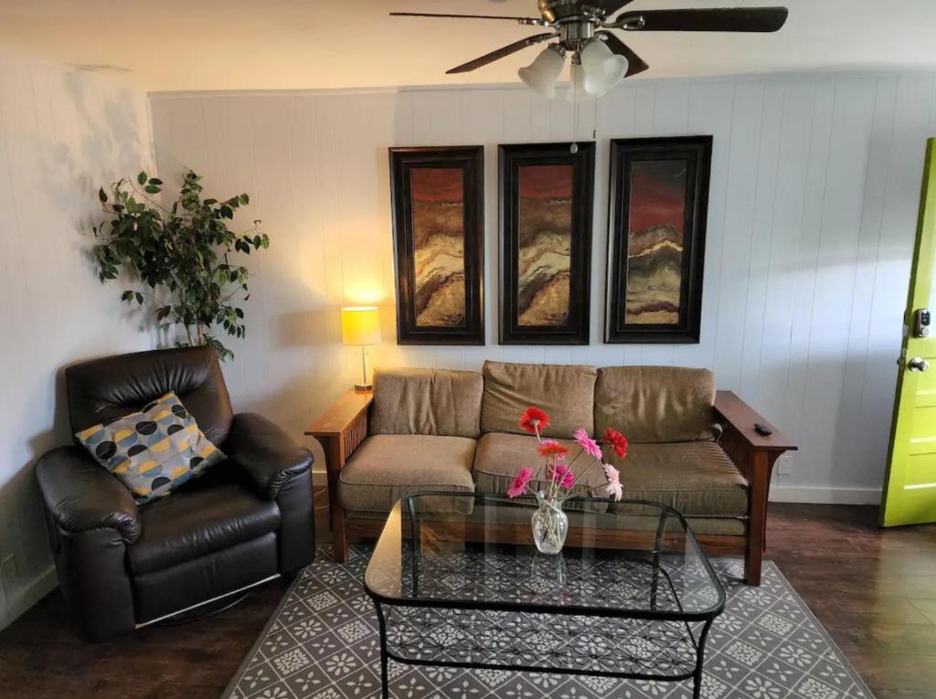 uma sala de estar com um sofá e uma mesa de centro em Beautiful Getwaway, Big Back Yard, Huge Side Yard KSQ5616 em Shawnee