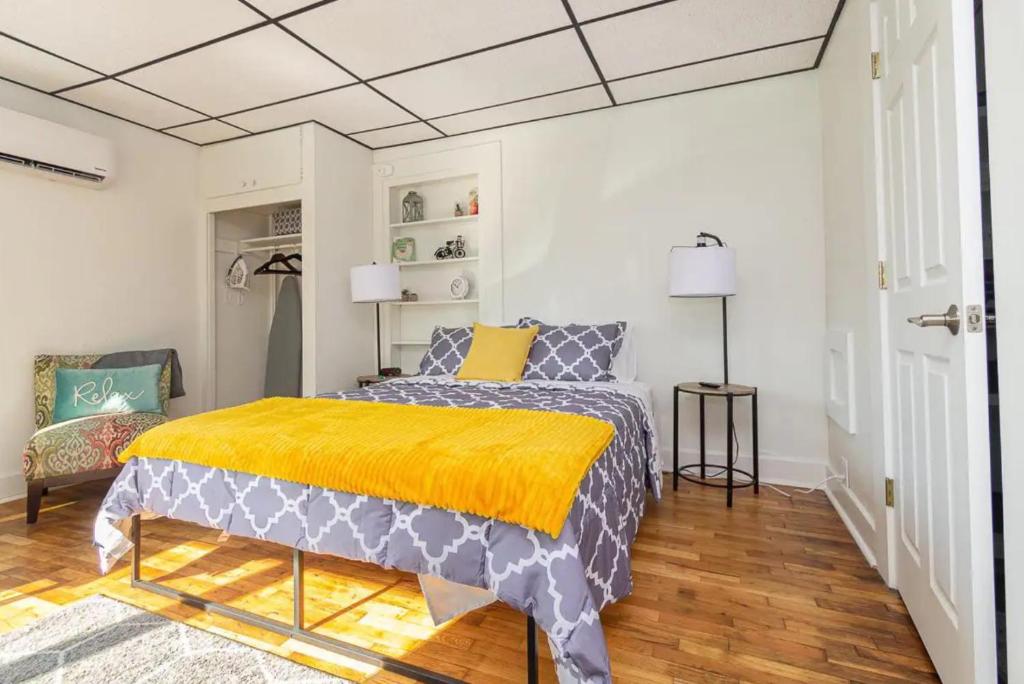 Super Saver Studio Social District Apartment 5 MS4015, Sturgis