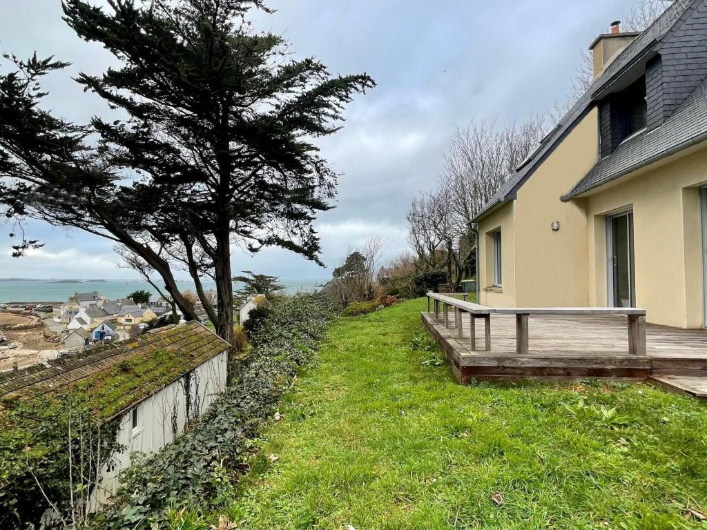 a wooden bench sitting on the side of a house at Premium holiday home in top location with sea view, Plougasnou in Plougasnou