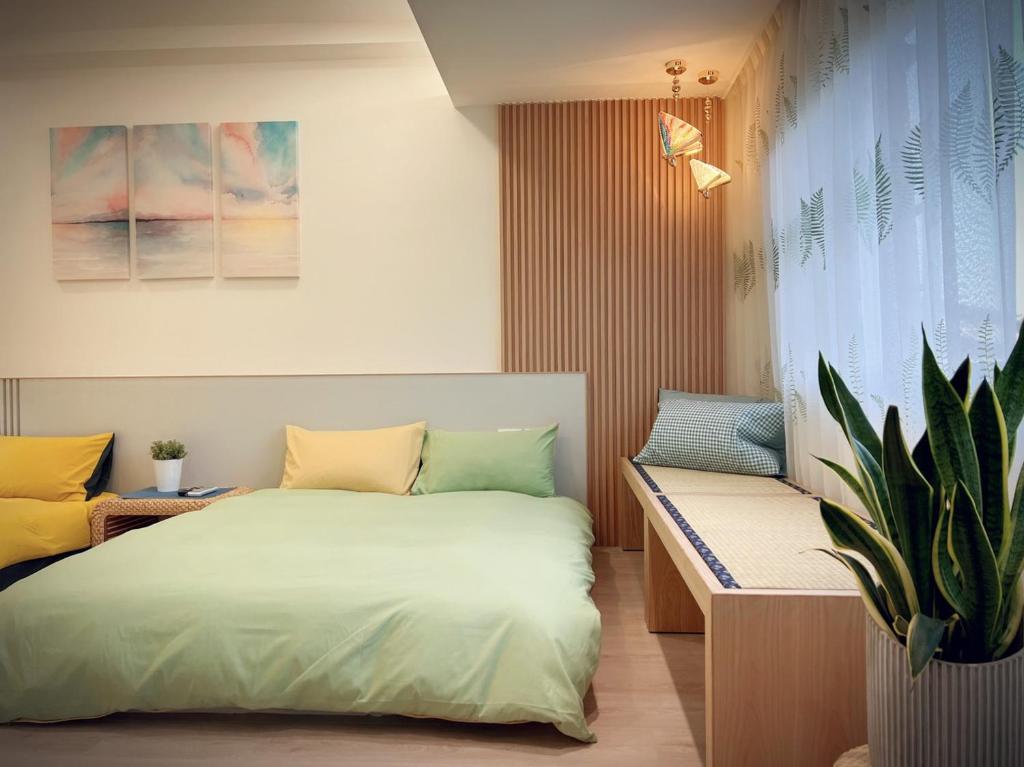 1 dormitorio con 1 cama y una maceta en 定春行旅 Haru Guesthouse, en Tainan