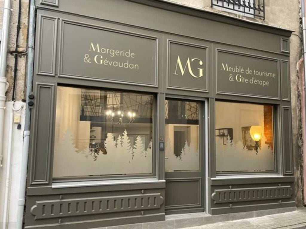 un negozio di abbigliamento e gioielleria per uomini di Gîte confortable à Saugues pour randonneurs, 3 chambres spacieuses avec salle d'eau privative - FR-1-582-365 a Cubelles