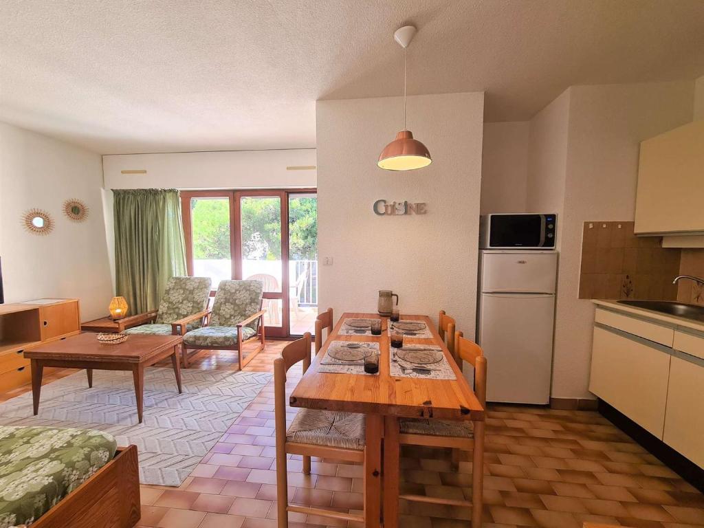 Kuchyňa alebo kuchynka v ubytovaní Appartement cosy avec piscine, tennis et parking privé - Cap d'Agde - FR-1-249-384