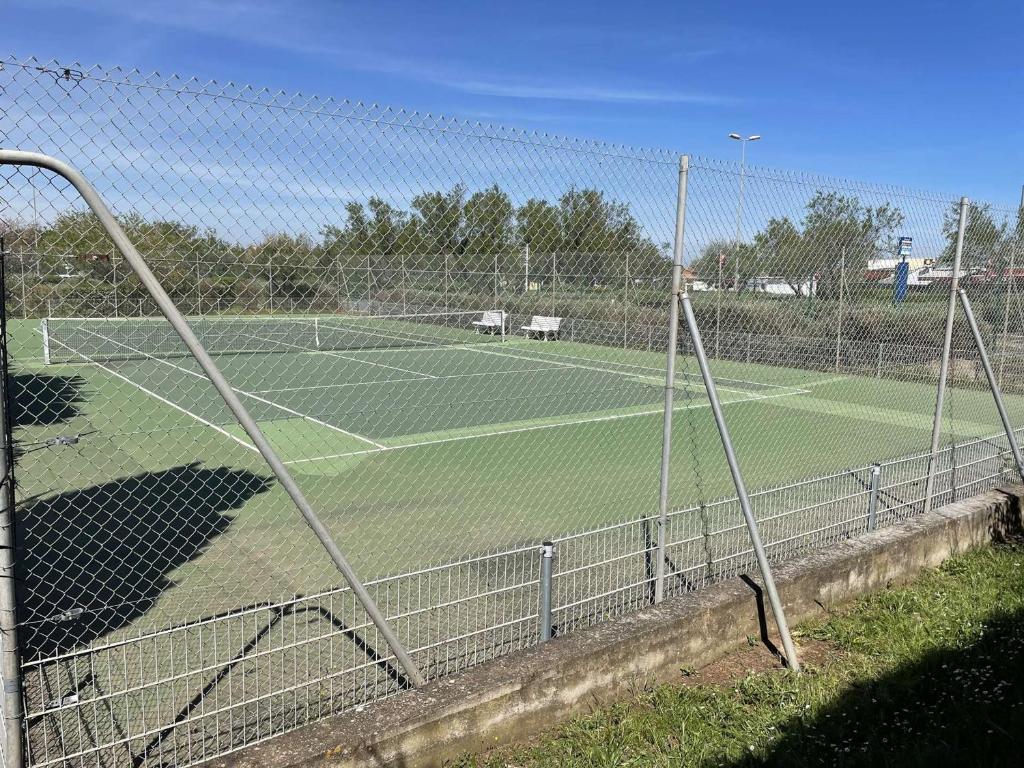 Tenis alebo squash v ubytovaní Appartement cosy avec piscine, tennis et parking privé - Cap d'Agde - FR-1-249-384 alebo jeho okolí