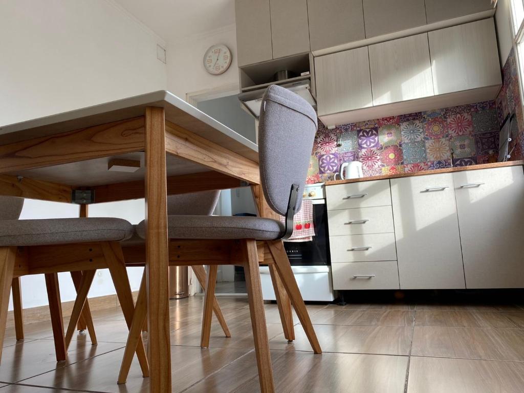 cocina con mesa y sillas en Apartamento Céntrico, Moderno y Tranquilo en Caleta Olivia