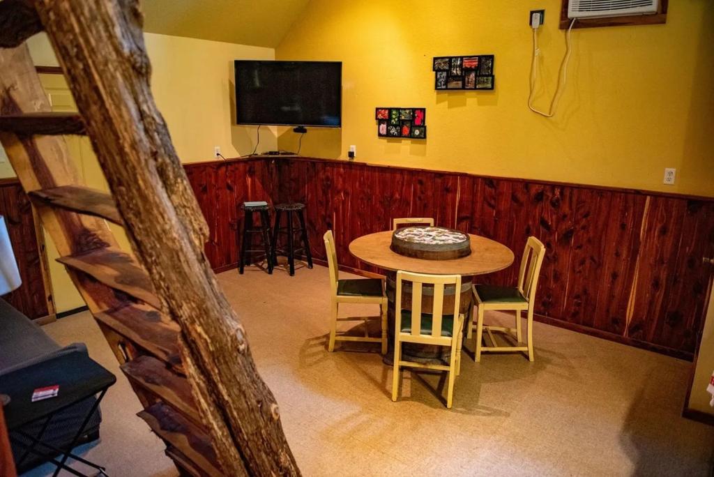 Un restaurante o sitio para comer en Cedar Loft - This Rustic Retreat Is Just A Short Drive From Fishing And Shopping cabin