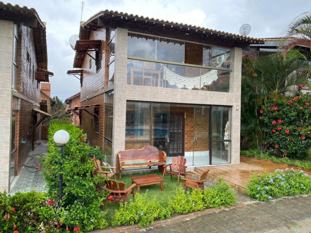 Casa con patio con mesa y sillas en Casa de Campo Gravata Pernambuco, en Gravatá