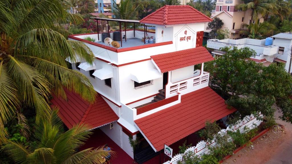 una vista aérea de una casa con techo rojo en Gayatri Homestay en Ratnagiri