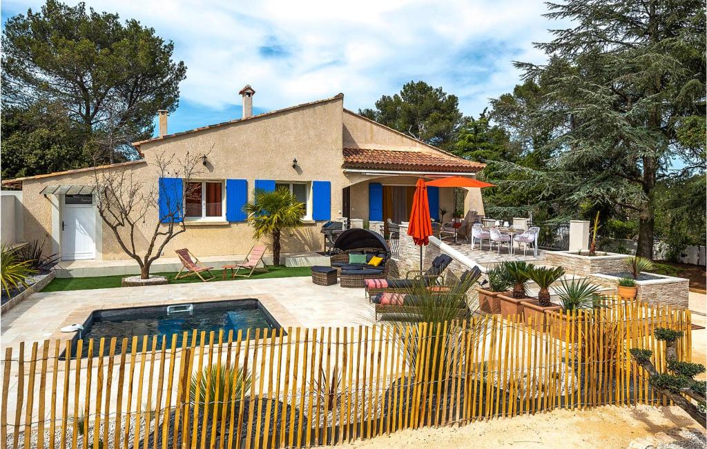 una casa con piscina en el patio en Gorgeous Home In Poulx With Wifi, en Poulx