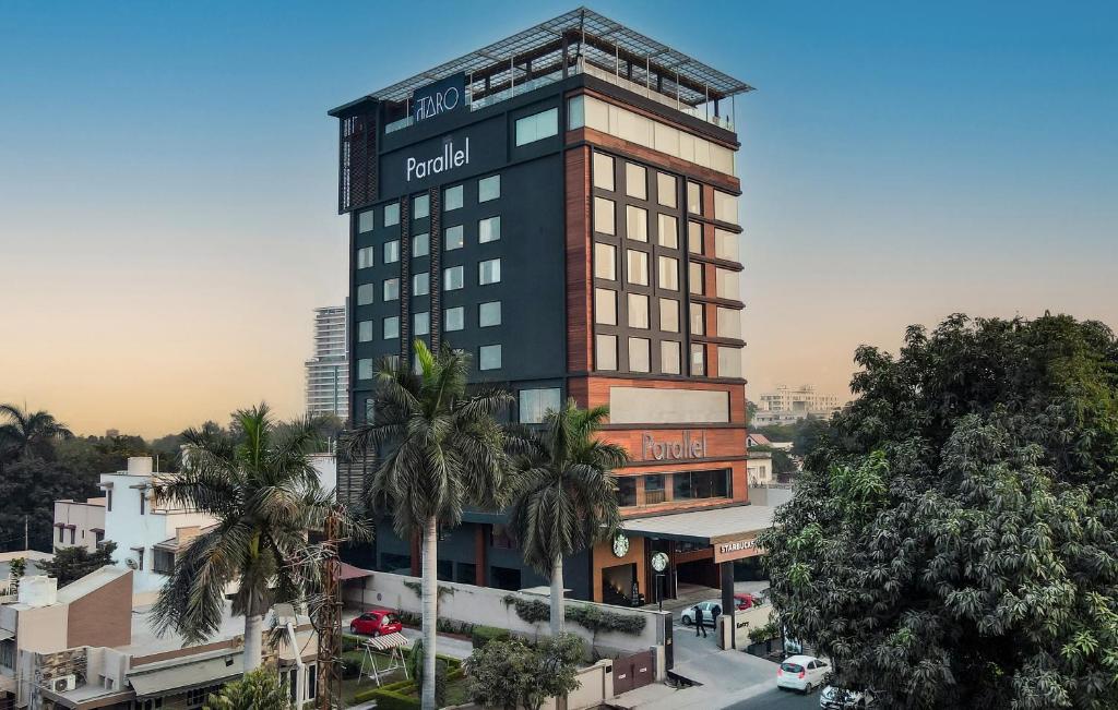 een hoog gebouw met een bord erop bij Parallel Hotel Udaipur - A Stylish Urban Oasis in Udaipur
