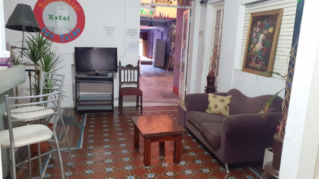 sala de estar con sofá y TV en CasaHostel en Buenos Aires