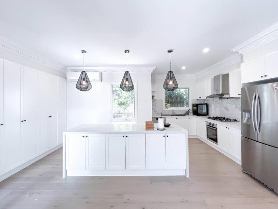 Kuchyňa alebo kuchynka v ubytovaní Luxury Designer Home Villa Surrey Hills