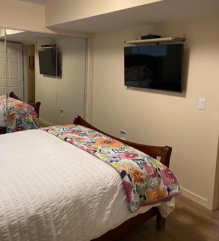 Postel nebo postele na pokoji v ubytování Bright poolside walkout two bedroom basement suite in the Okanagan