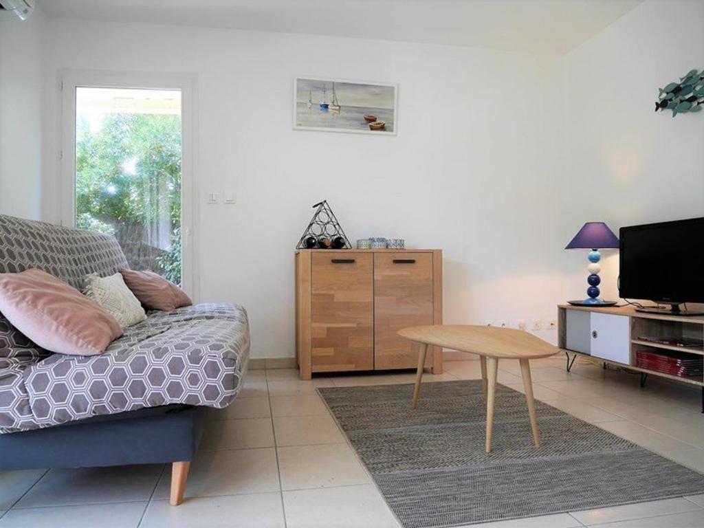 a living room with a couch and a table at Appartement Capbreton, 2 pièces, 4 personnes - FR-1-413-133 in Capbreton