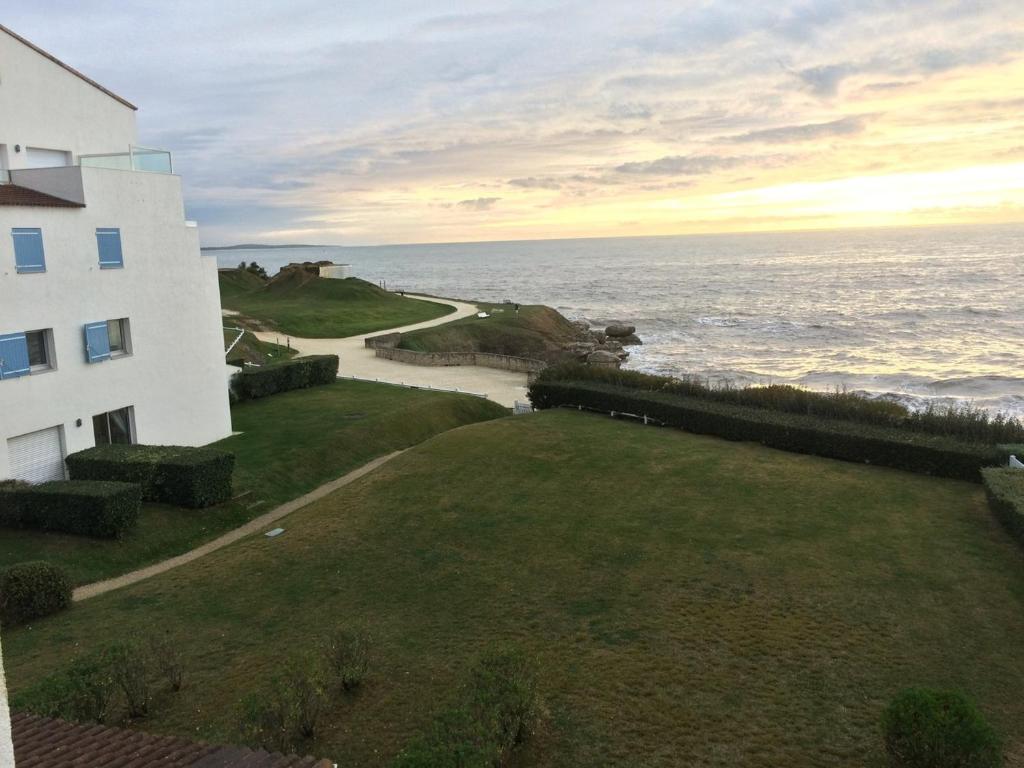 une vue sur l'océan depuis une maison dans l'établissement Appartement 4 personnes proche centre ville de Royan avec terrasse et parking privé - FR-1-494-88, à Royan