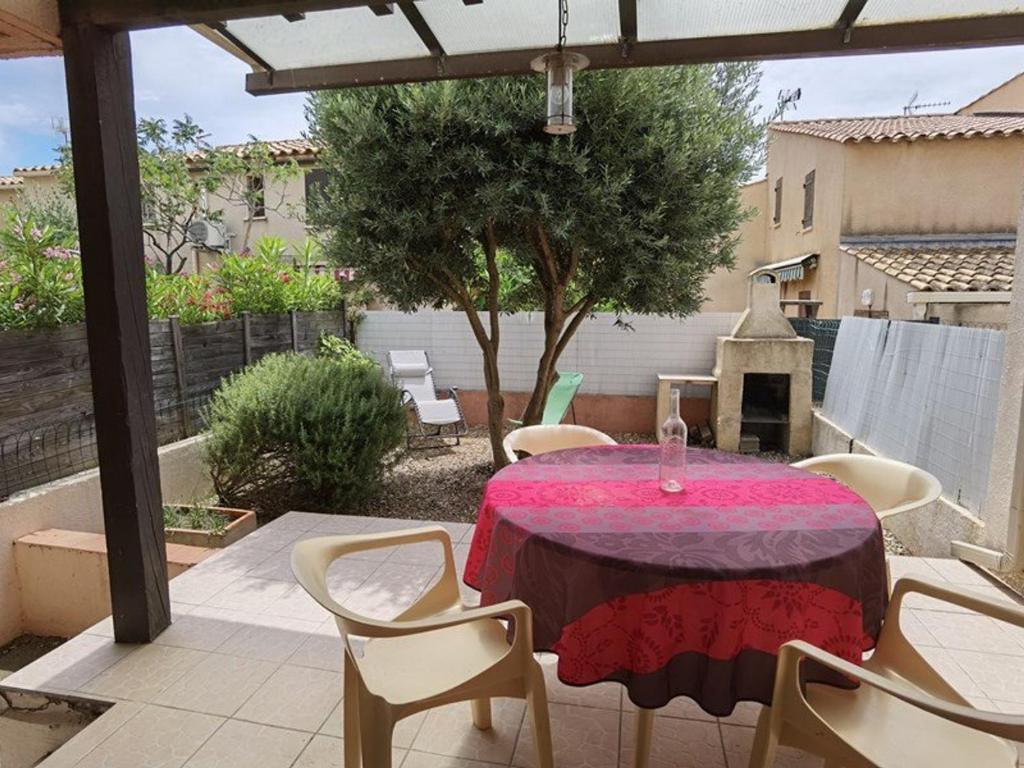 une table et des chaises assises sur une terrasse dans l'établissement Appartement 3 pièces, 6 couchages avec terrasse et parking privé, proche de la plage à Marseillan - FR-1-326-697, à Marseillan