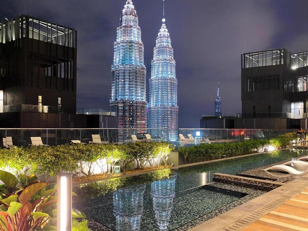 een uitzicht op de petronas Twin Towers in de nacht bij Star Sky Park KLCC in Kuala Lumpur