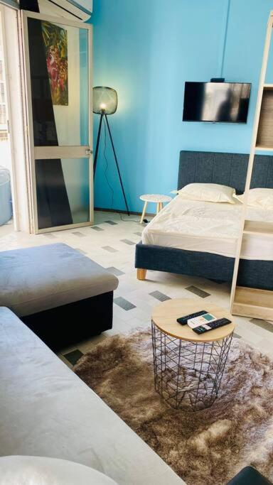 Postel nebo postele na pokoji v ubytování Urban Zen Appart Spacieux studio atypique avec bain a remous proche de tout