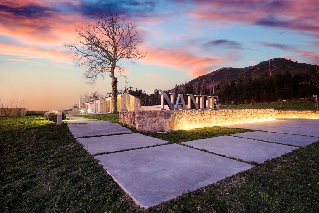 Una pasarela con un letrero que dice nueve al atardecer en Hotel Nande, en Nieves