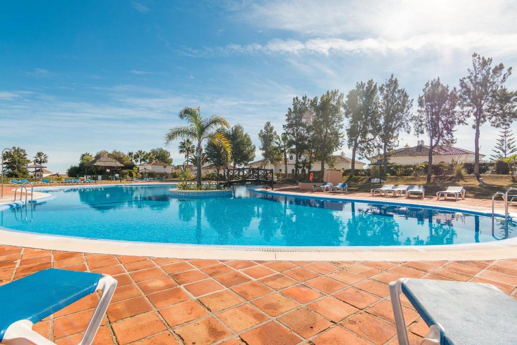 een groot zwembad met blauw water in een resort bij 2258-Superb 1 bedroom-terrace and sea view in Castillo de Sabinillas