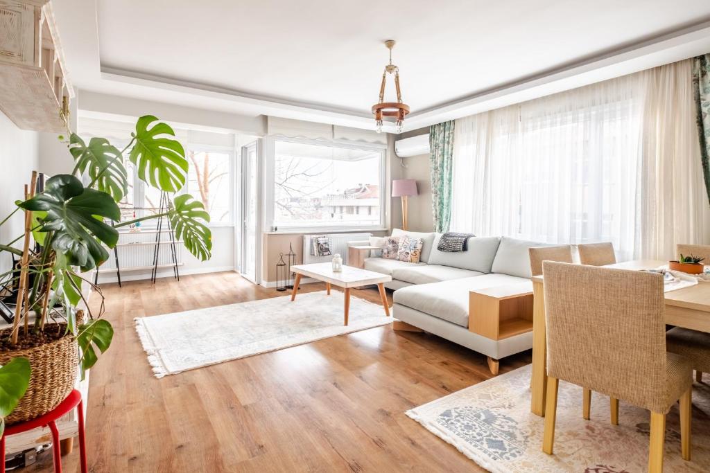 Vibrant Flat with Balcony in Maltepe - Housity