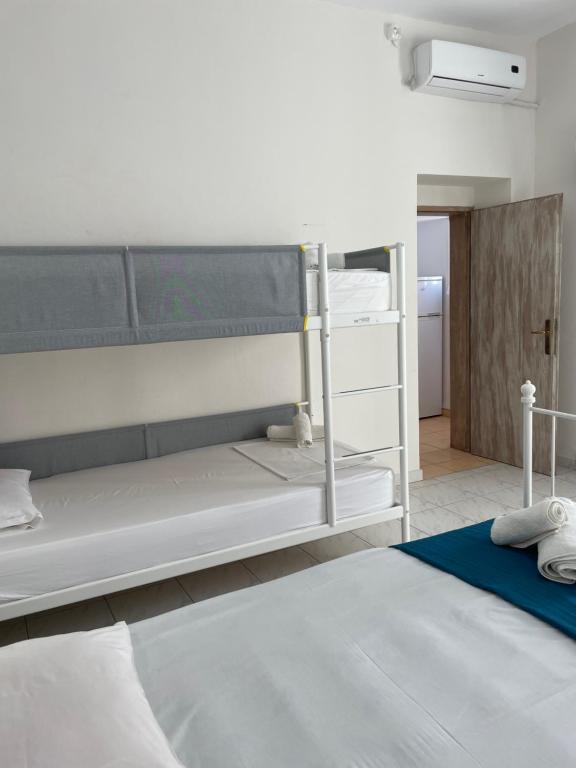 希馬拉的住宿－WHITE STUDIOS，一间卧室配有两张双层床。