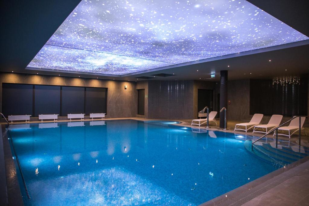 Bazén v ubytovaní FACTORY RESORT wellness & spa alebo v jeho blízkosti