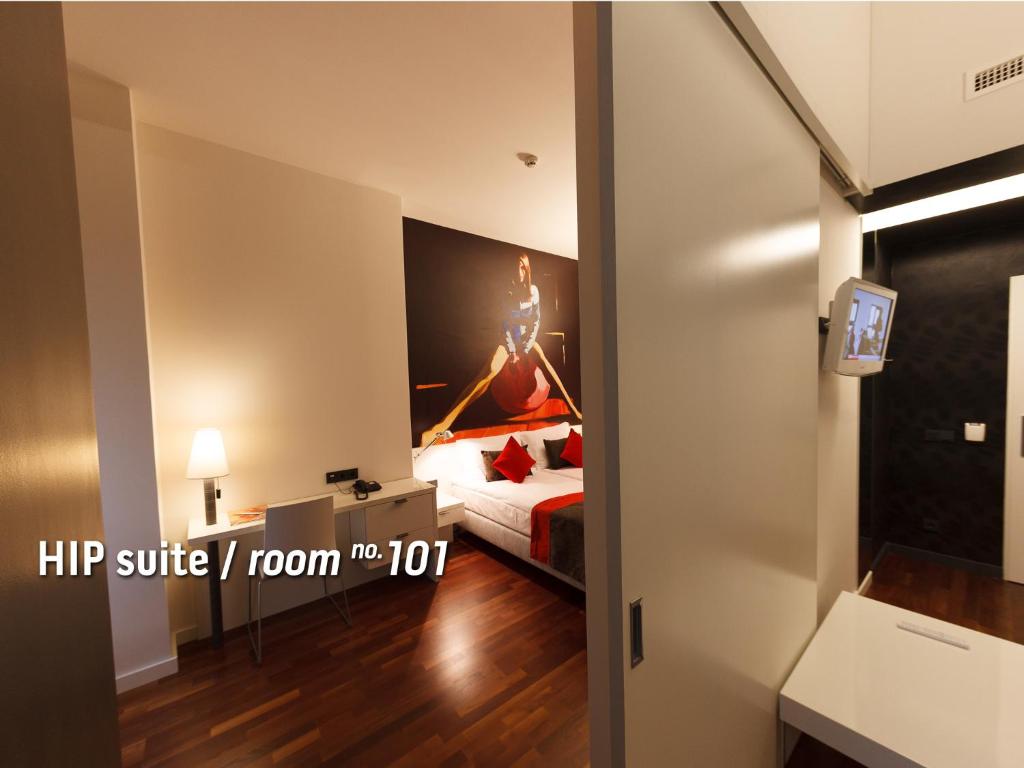 Postel nebo postele na pokoji v ubytování Bohem Art Hotel