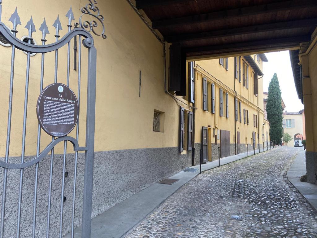 un cancello con un cartello di fronte a un edificio di Once Upon a Time a Bologna