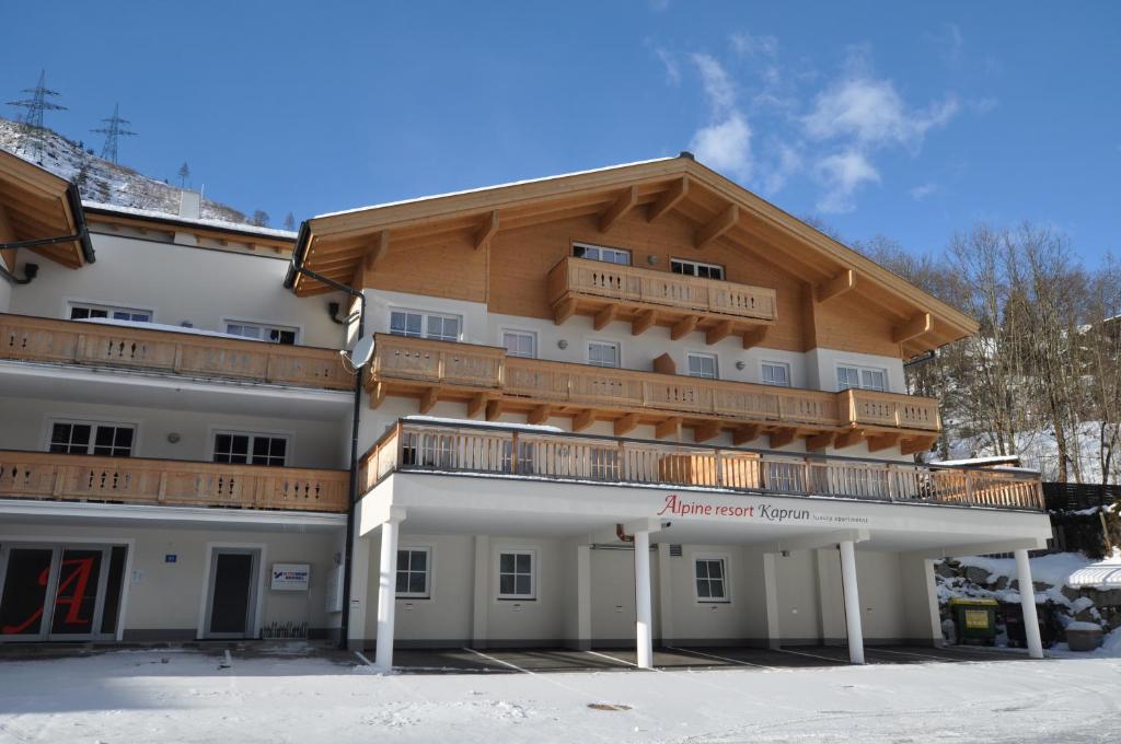 duży budynek z balkonem na górze w obiekcie Alpine Resort by Alpin Rentals w Kaprunie