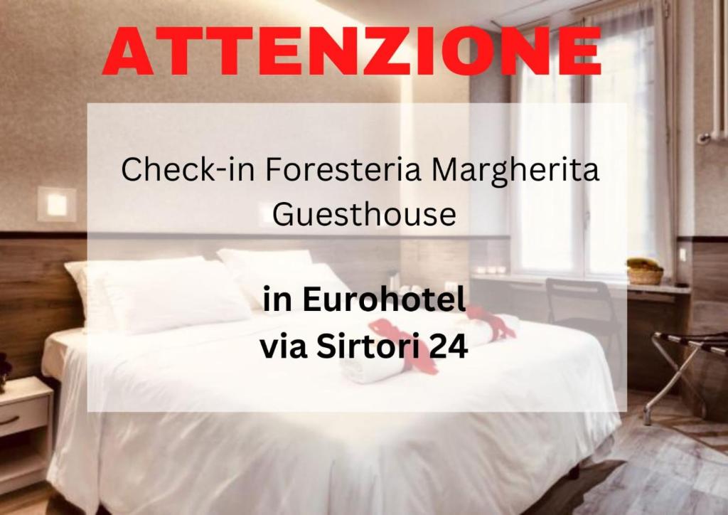 ein Magazin-Cover eines Bettes in einem Schlafzimmer in der Unterkunft Guesthouse Foresteria Margherita Milano in Mailand