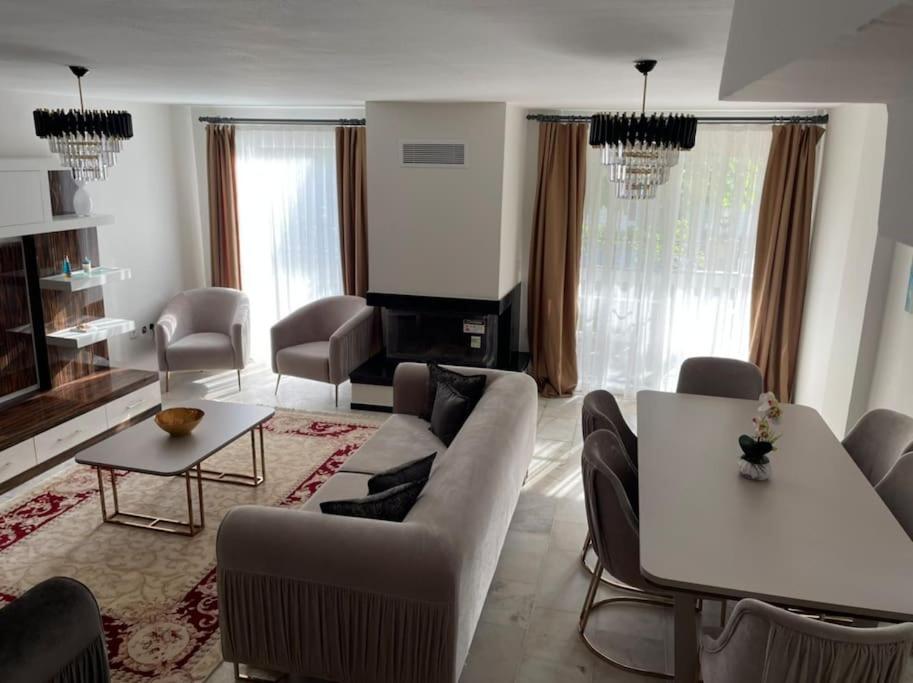 Yeşillikler içinde deniz kenarında konforlu villa