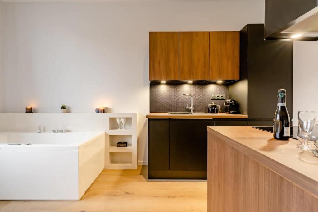 Kuchyňa alebo kuchynka v ubytovaní Jacuzzi Bay avec LITERIE GRAND LUXE proche du lac Annecy Avenue du Parmelan