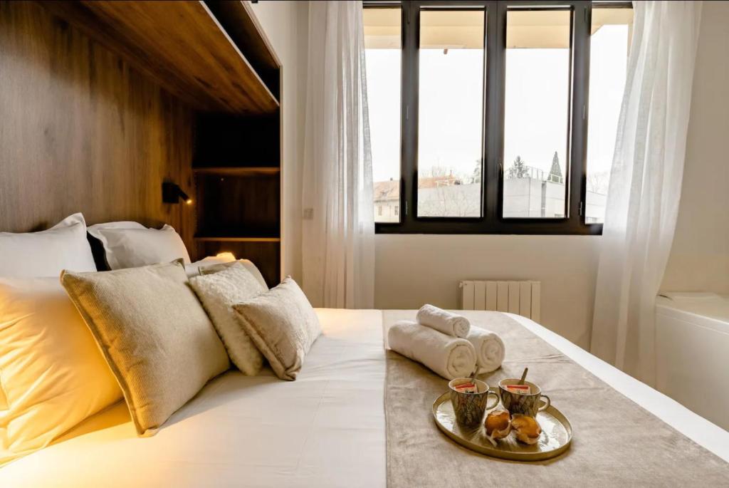 Posteľ alebo postele v izbe v ubytovaní Jacuzzi Bay avec LITERIE GRAND LUXE proche du lac Annecy Avenue du Parmelan