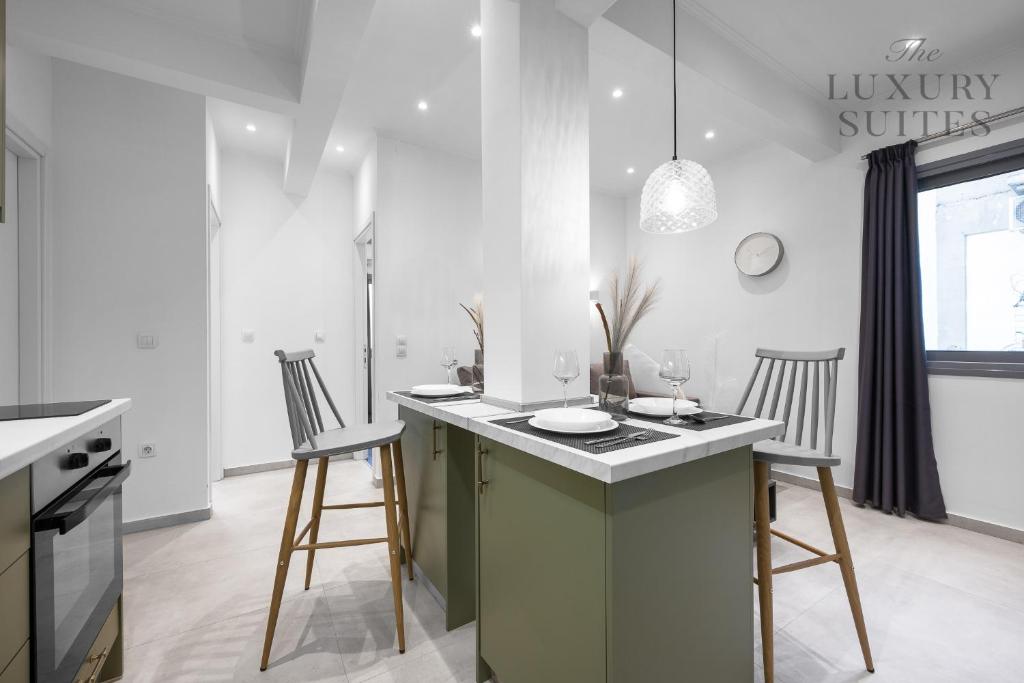 Kuchnia lub aneks kuchenny w obiekcie Aelia Apartments, The Luxury Suites