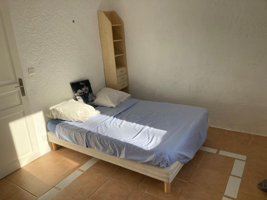 La Villa Coisy في سان غالمير: غرفة نوم مع سرير مع صورة عليه
