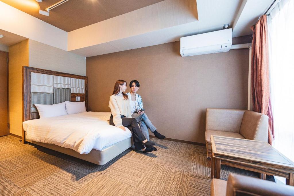 Postel nebo postele na pokoji v ubytování HOTEL RELIEF Namba Daikokuchou