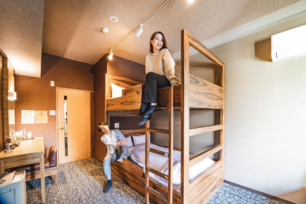 Postel nebo postele na pokoji v ubytování HOTEL RELIEF Namba Daikokuchou