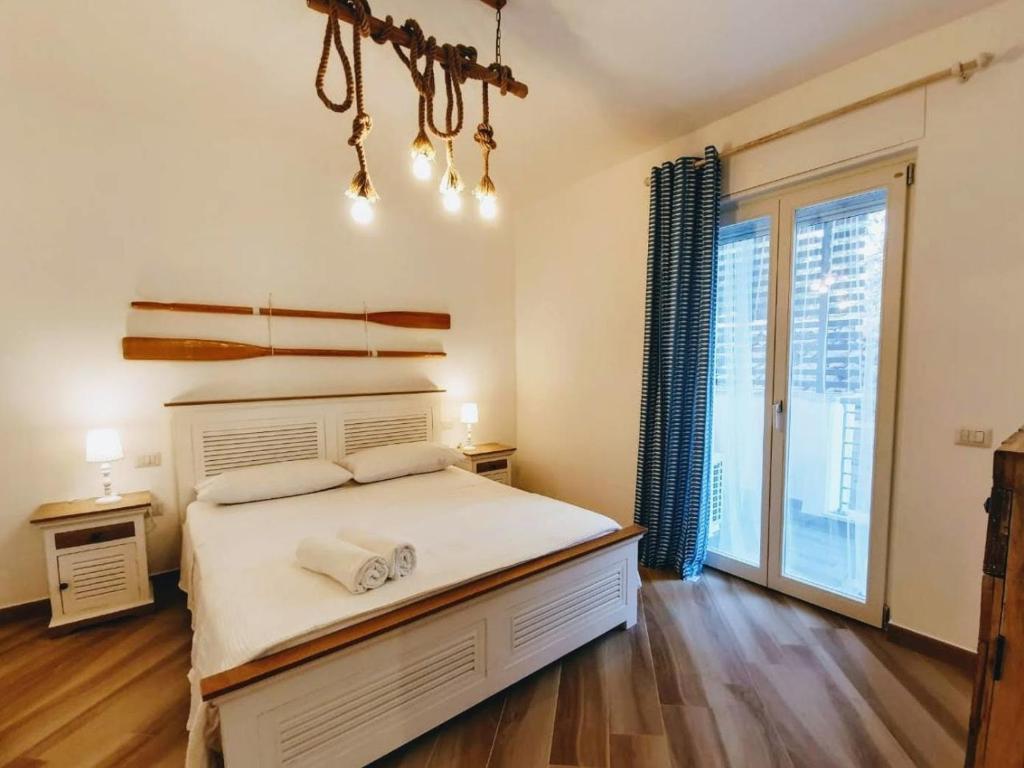 una camera con un letto bianco e una grande finestra di Appartamento Livia a Polignano a Mare
