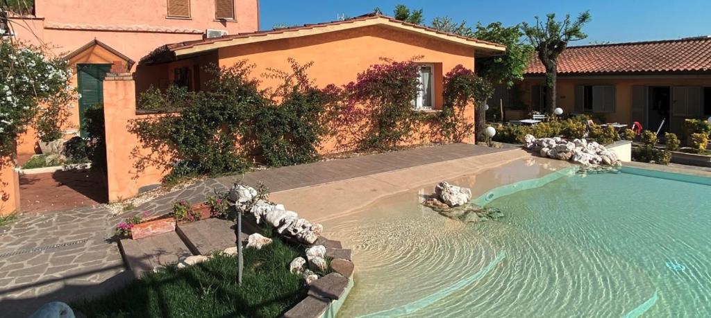 una casa con piscina frente a una casa en Orto Di Roma, en Roma